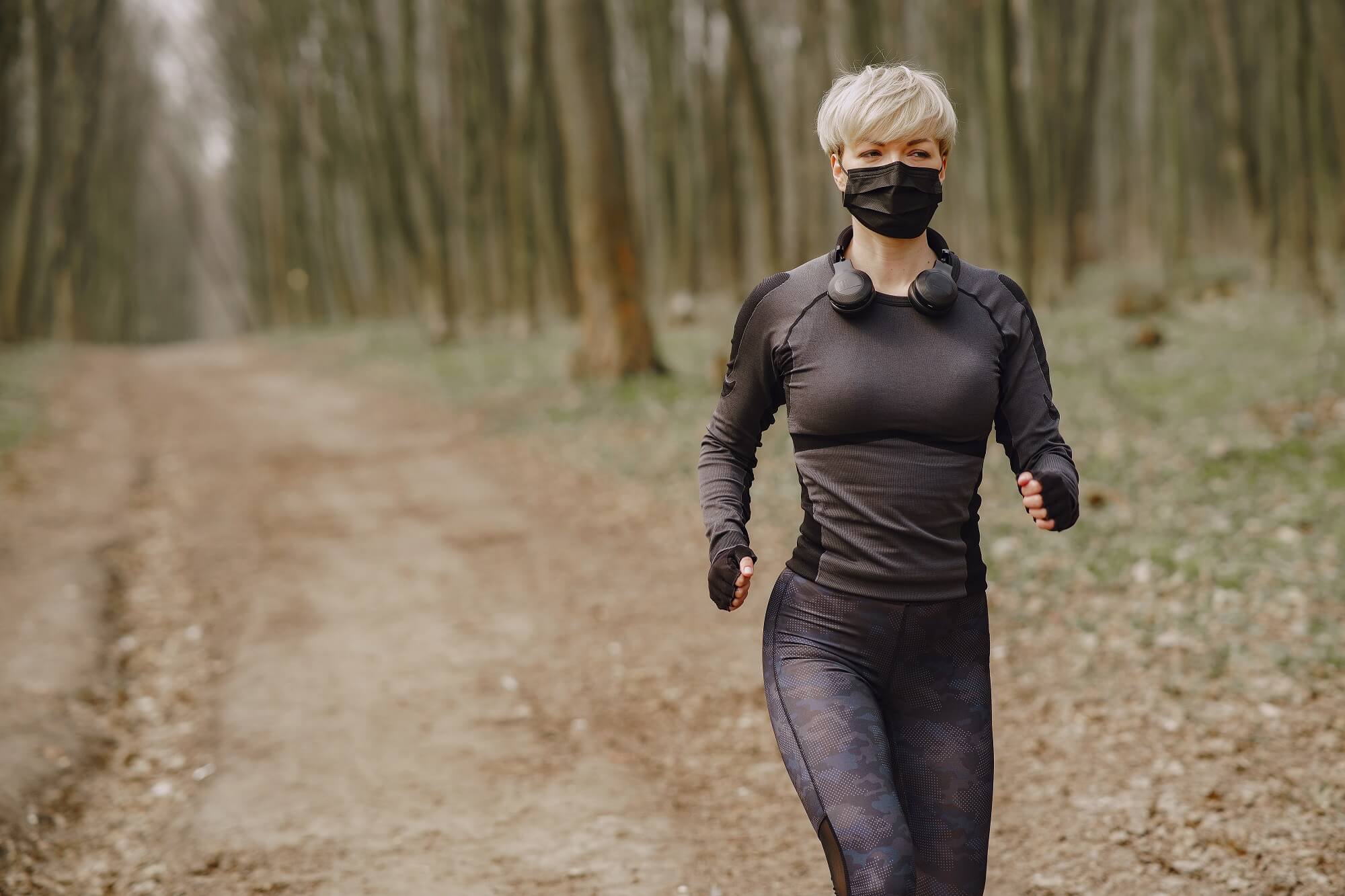 Woman training wearing a mask