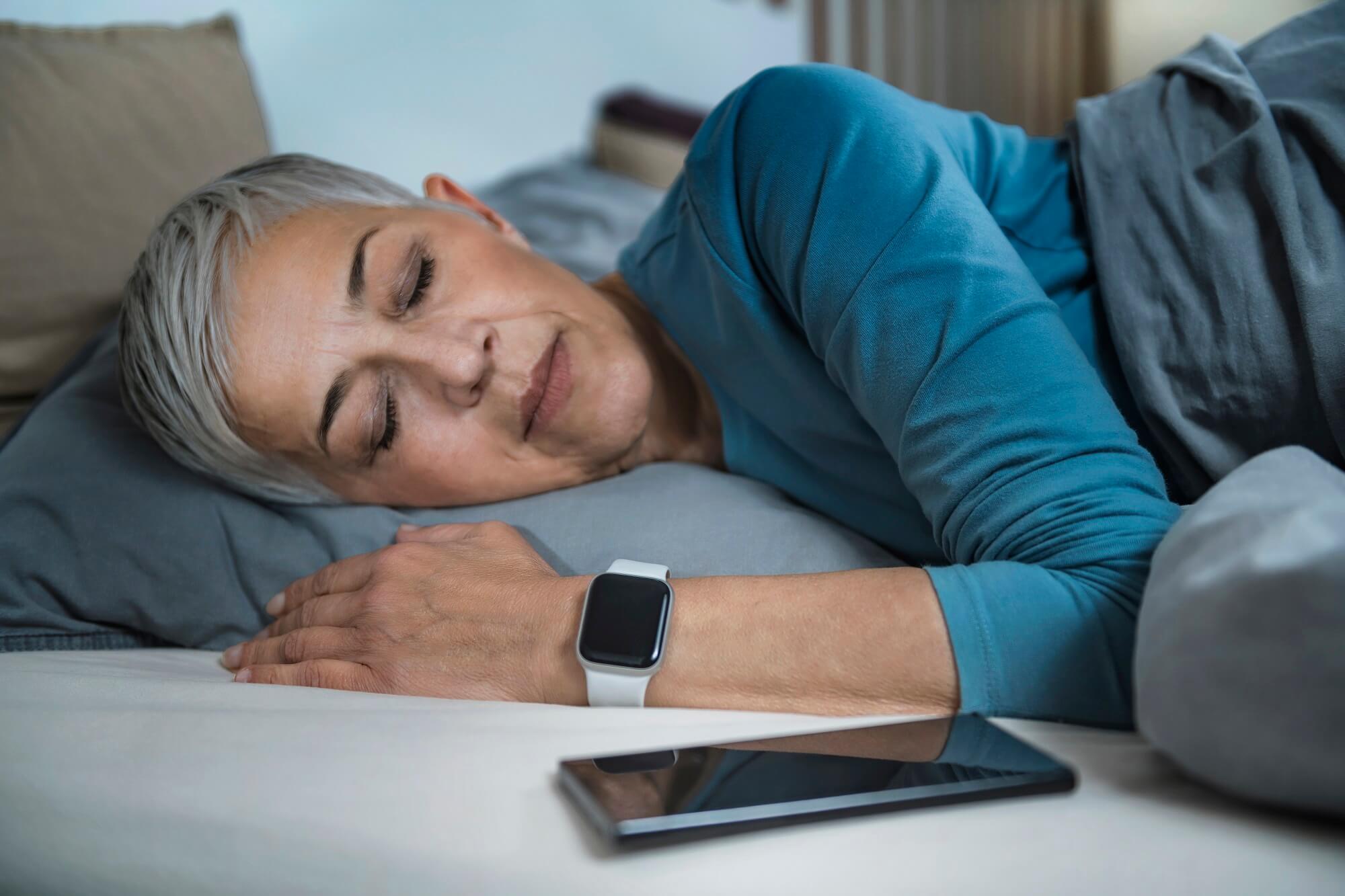  Women Using WatchOS 7 to Improve Her Sleeping Habits